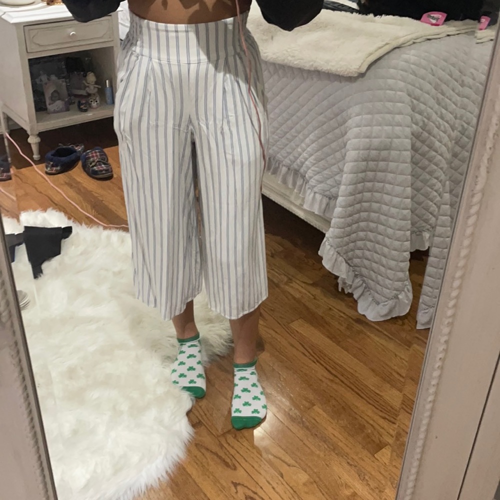 Cropped blue and white striped wide leg pants very stretchy very comfortable